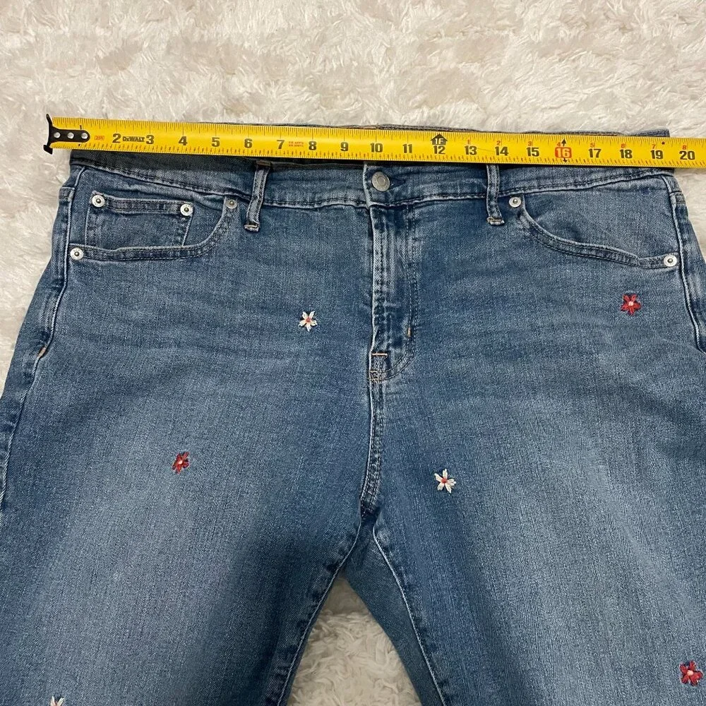 GAP Denim Size 33 Girlfriend Women Embroidered Flower Jeans - Picture 7 of 8